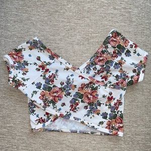 RARE Brandy Melville Floral Crop Top w/Open Back🌸